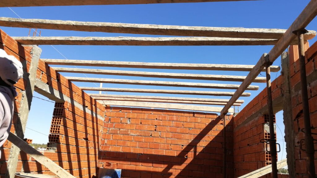 Dachkonstruktion aus Holz - Ansicht aus dem Zimmer